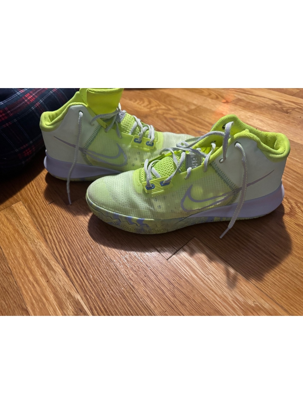 Nike Air Kyrie Flytrap IV basketball shoes neon yellow volt green gray 11 Mavs